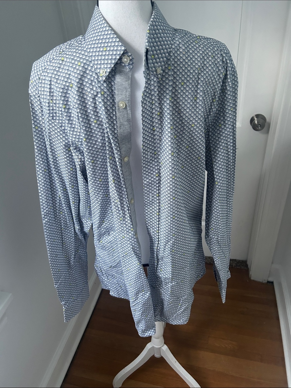 Men's Banana Republic Light Blue Patterned Button-Down Shirt